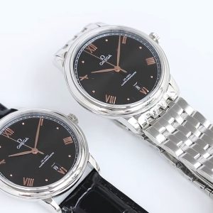 BLS Omega De Ville Collection     Original Mold Master Chronometer This timepiece is crafted from stainless steel, featuring a domed dial treated with deep blue PVD coating. Its surface bears irregular vertical grooves, creating a sunray-brushed finish. Particularly striking are the rhodium-plated hands, Roman numeral hour markers, and alternating cabochon-set hour indices.A date window is positioned at the 6 o'clock mark, while the dial is adorned with a "railway" minute track, complementing the watch's minimalist aesthetic. It is fitted with a stainless steel bracelet. Clasp type: butterfly clasp. Powered by the Omega 8800 Master Chronometer movement with a black balance wheel, the movement's elegant operation is clearly visible through the scratch-resistant sapphire crystal caseback.